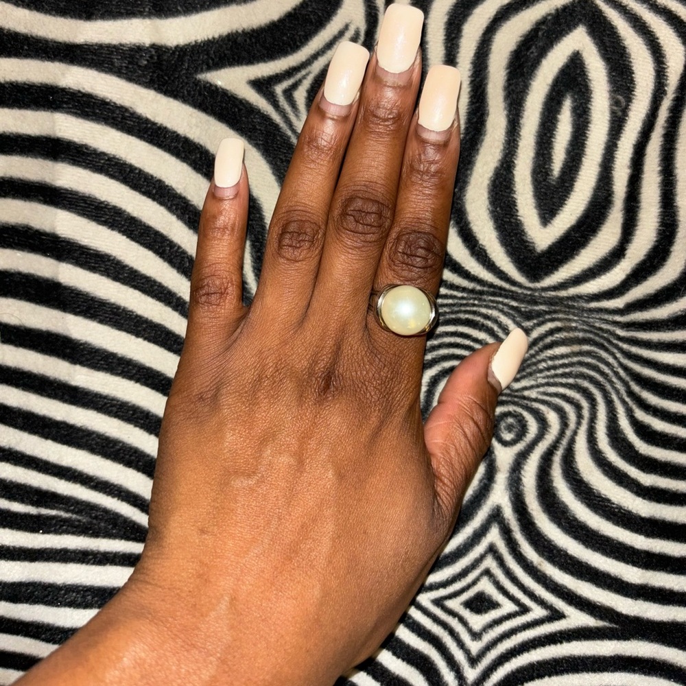 Pretty silver & pearl accent ring🦪